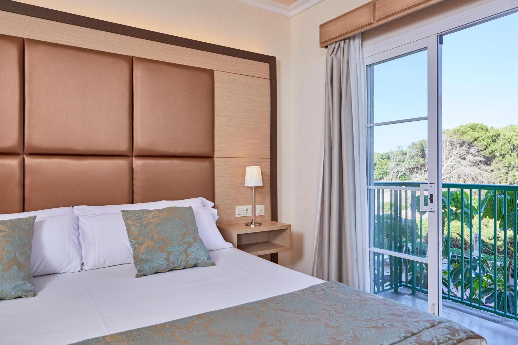 One-Bedroom Suite Side Sea View