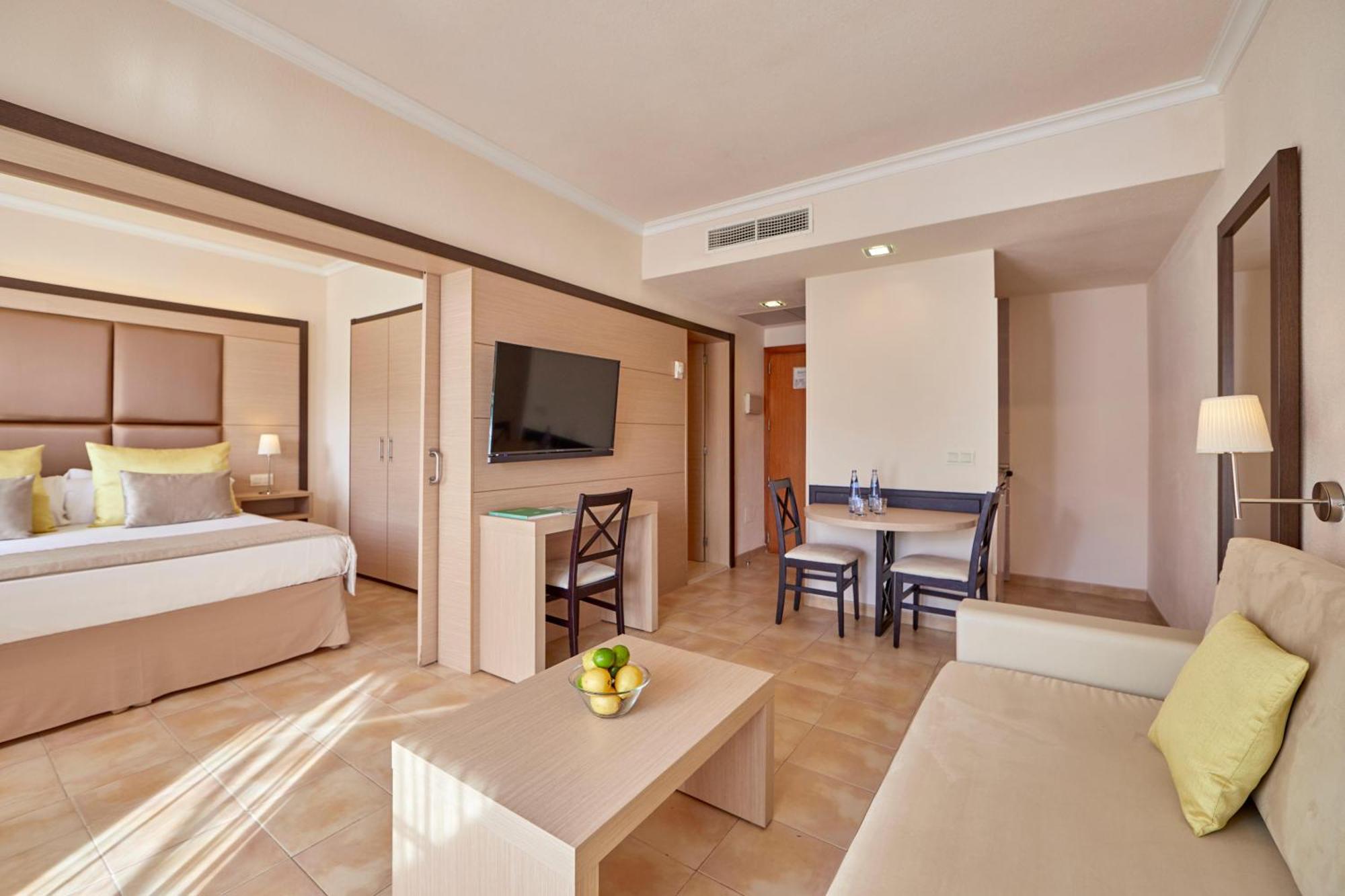One-Bedroom Swim up Suite