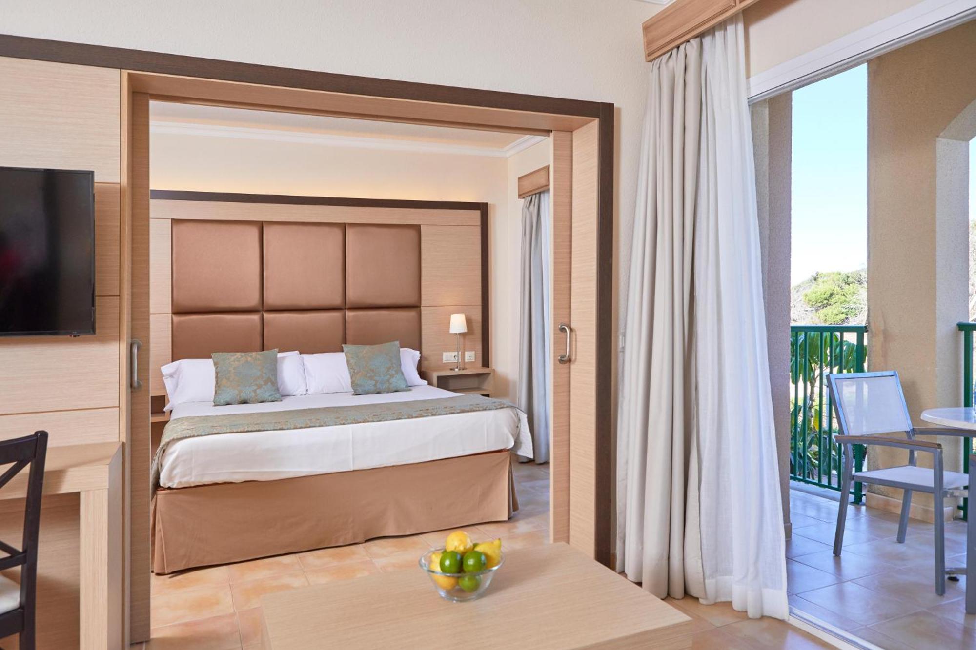 One-Bedroom Suite Side Sea View